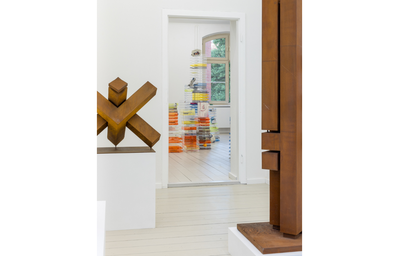 Installationsansicht DISLOCATIONS—within reach, Kunst Raum Mitte, 2025. Foto Jannis Uffrecht