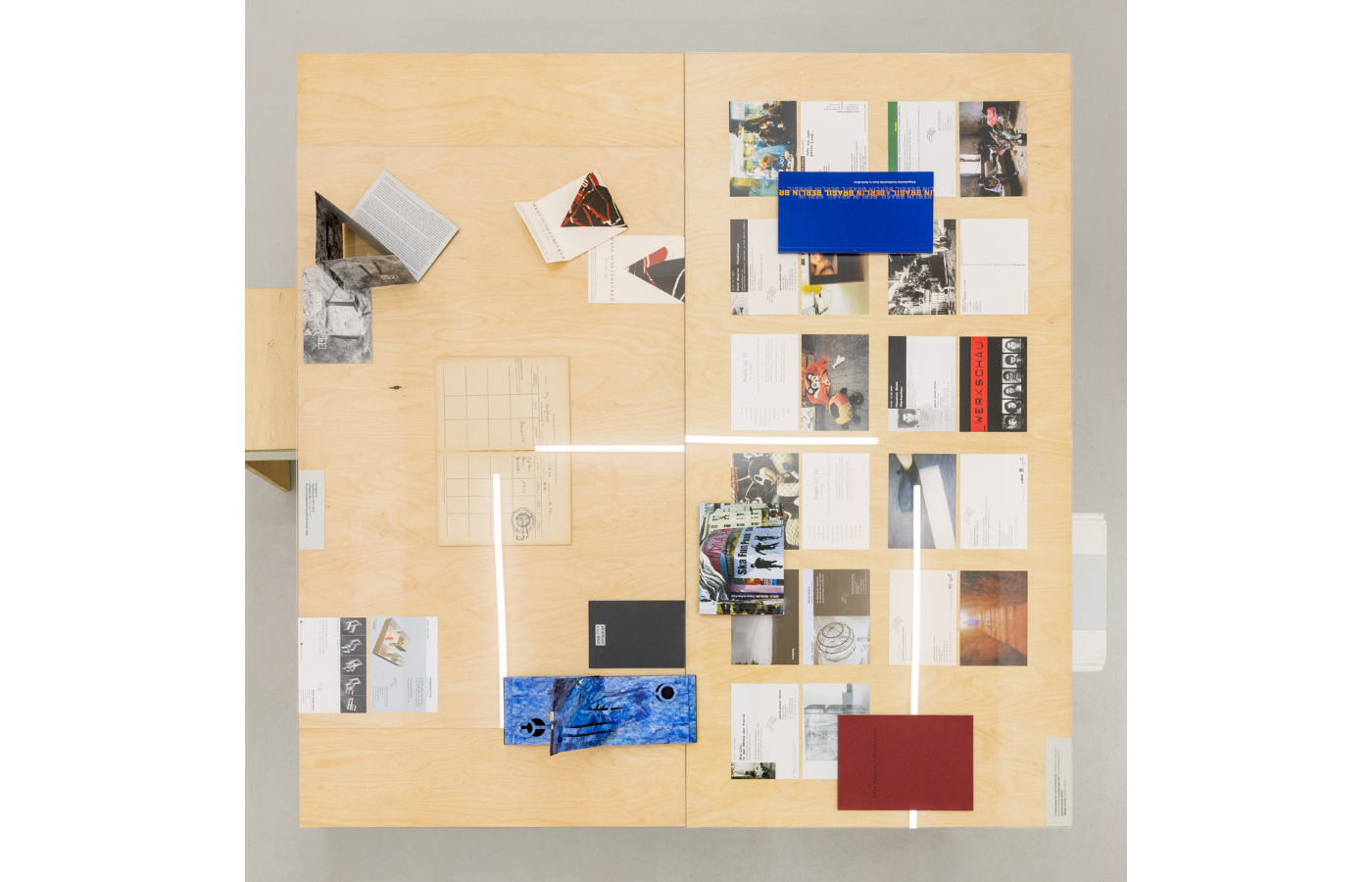 Archivmaterial der galerie weisser elefant. Foto Jannis Uffrecht