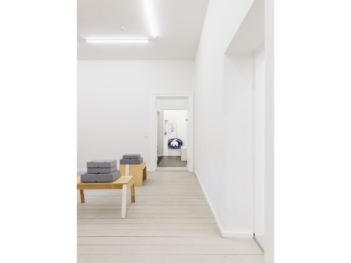 3_DISLOCATIONS—on the spot, 2025, Installationsansicht, Kunst Raum Mitte. Foto_ Jannis Uffrecht